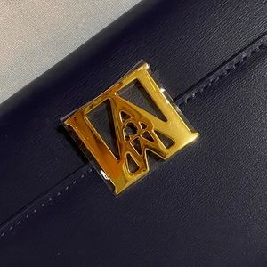 Meet your Posher, Ang